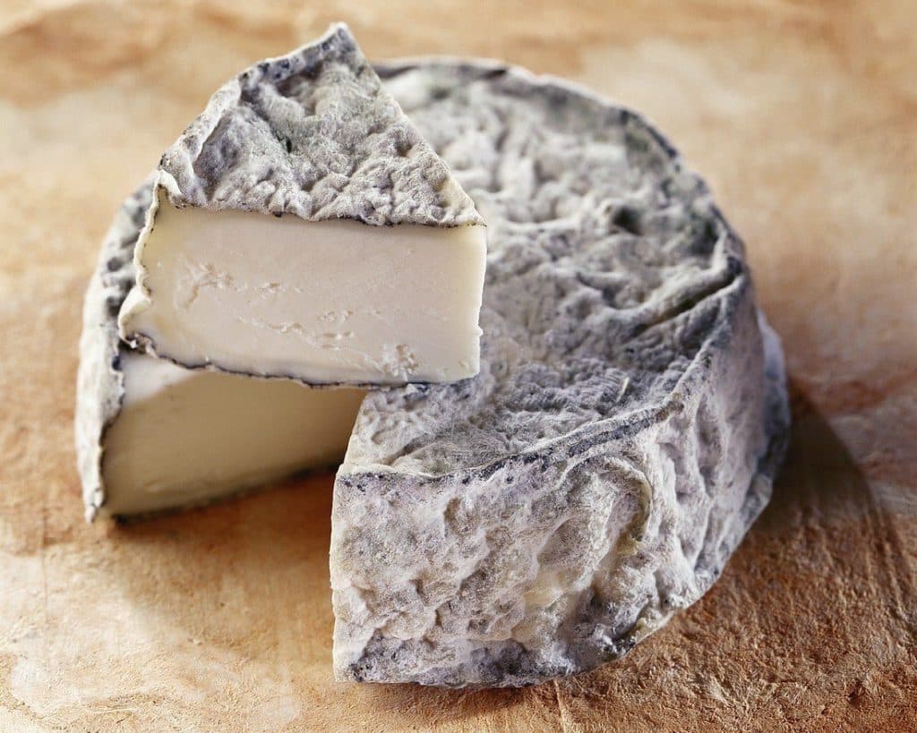 Round of Selles sur Cher showing black and white wrinkly rind