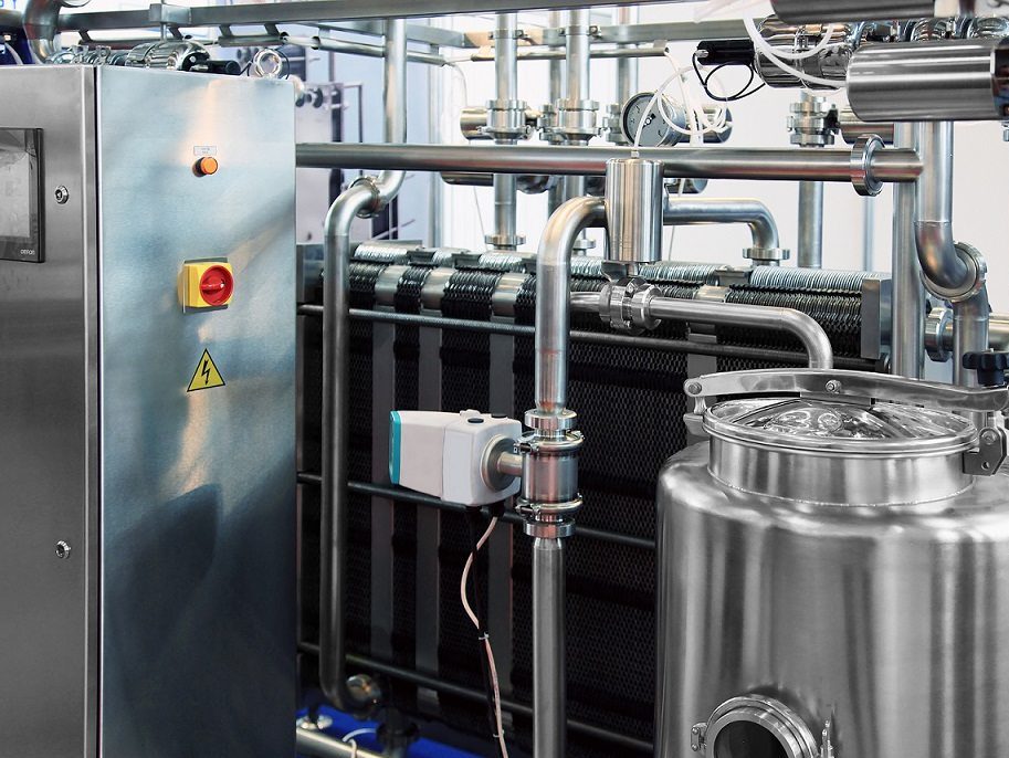 Pasteurisation machine to treat raw milk