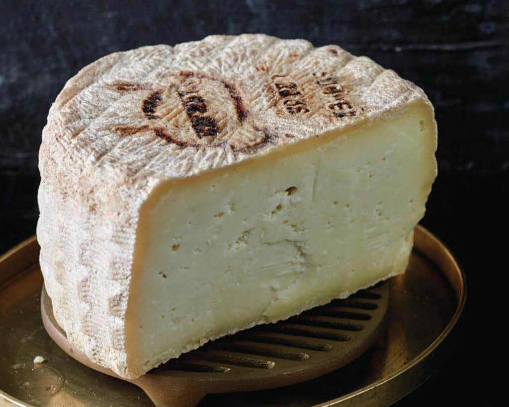 Raw sheep's milk cheese Yarrawa