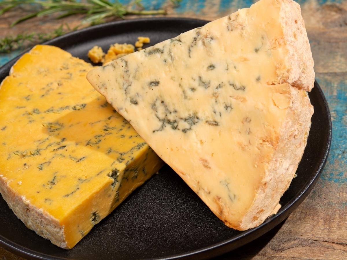 盤子裡的什羅普郡藍奶酪和斯蒂爾頓藍奶酪