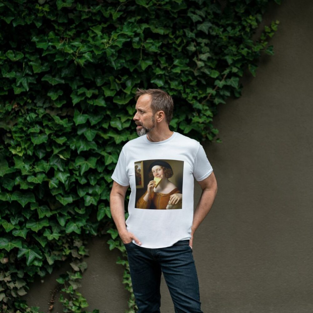 Man wearing a T-shirt outdoors_Raphael