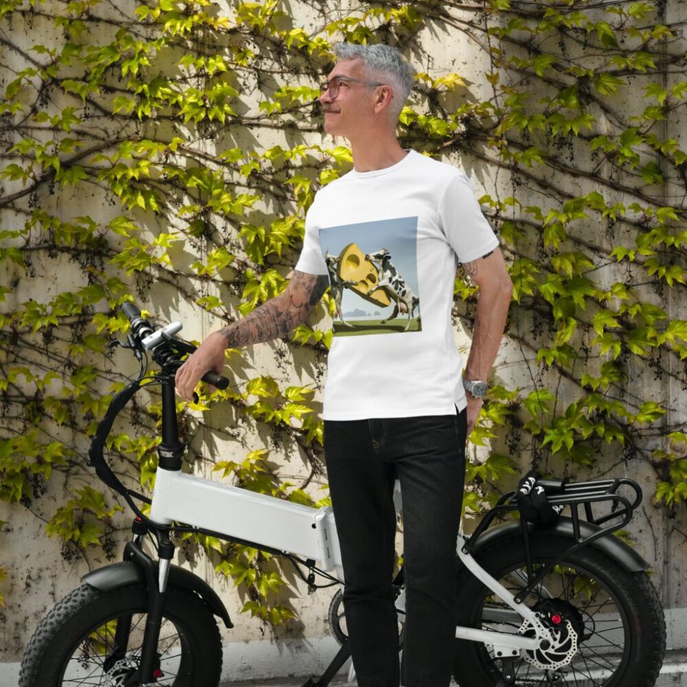 Man wearing a T-shirt outdoors_Salvador Dali