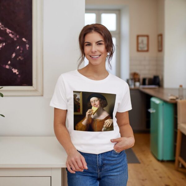 Woman wearing a T-shirt indoors_Raphael